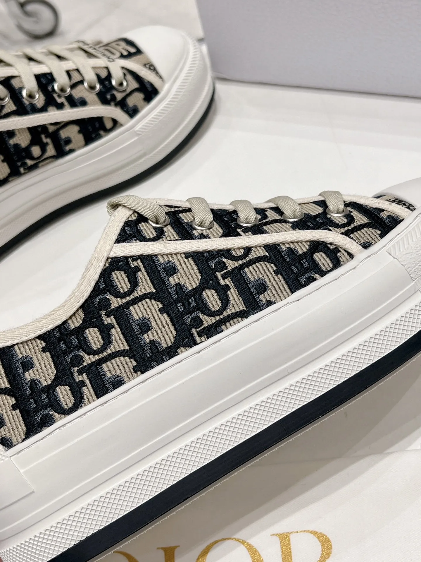 👟👟Ex-factory price 520👟👟 Women's Shoes Women's Clothing Women's Shoes Women's Clothing Women's Shoes Women's Clothing Women's Shoes Factory Dior Dior Walk'n Series Presbyopia Embroidery Thick-soled Canvas Shoes Casual Sports Shoes Original Purchase Development Production This Walk'n'Dior thick-soled sneaker is a fashionable item that enhances the style of the series. Oblique printed cotton embroidered upper with comfortable platform sole, tongue and Christian Dior 👟👟 ex-factory aris signature laces. Can add fashionable temperament to all kinds of casual looks ▪️Fabric: Original customized imported Oblique printed embroidery ▪️Inner lining: Imported soft sheepskin lining ▪️Outsole: Original exclusive molded T👟👟Factory price U material ▪️Sole thickness: 4.5CM ▪️Size: Women's 35-40